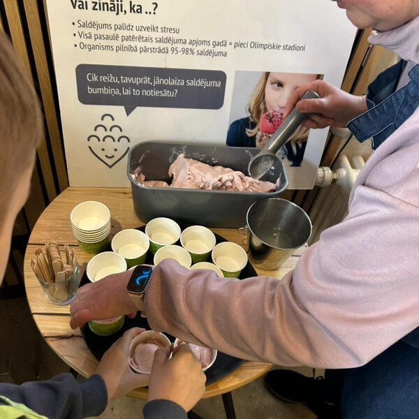  "Siguldas Saldējums" nodarbībā "Saldējuma gatavošanas tehnoloģija un izejvielas". 